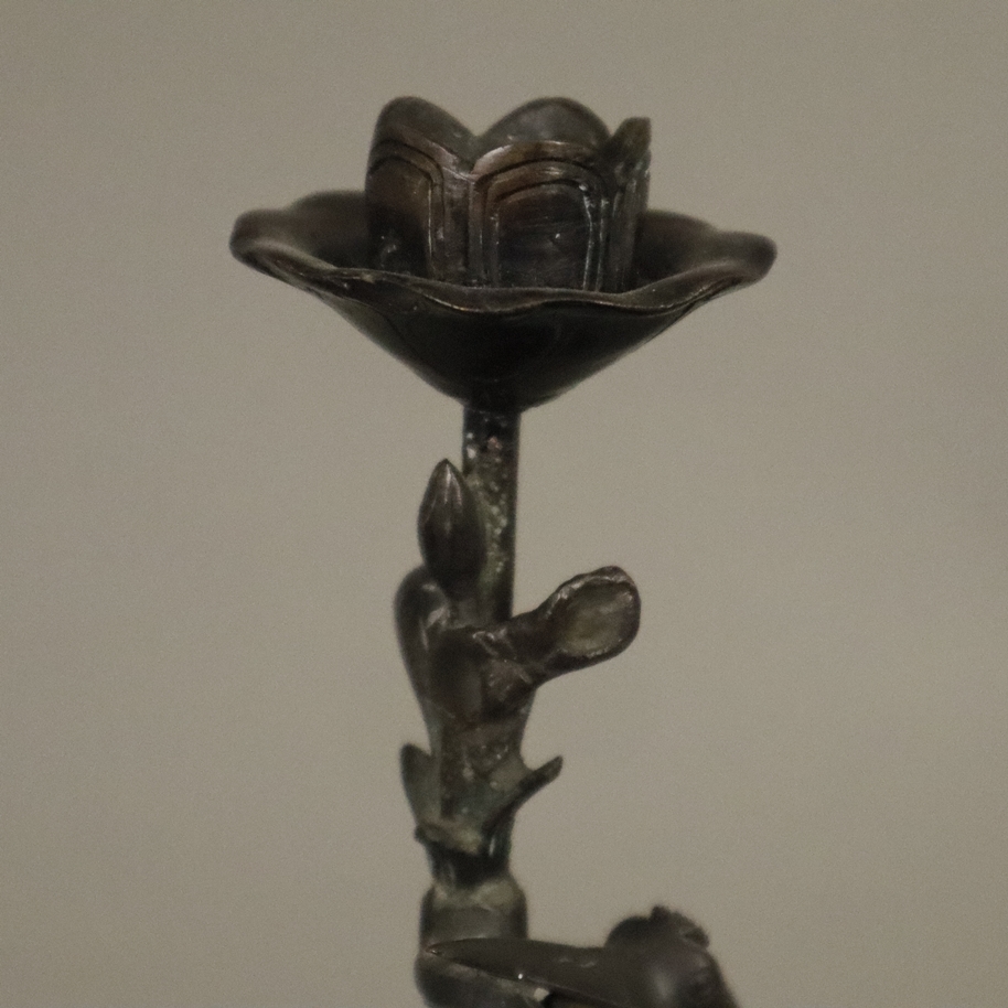 Figürlicher Leuchter - China, 20. Jh., Bronze, braun patiniert, zwei vollrund gearbeitete Kraniche - Image 2 of 8