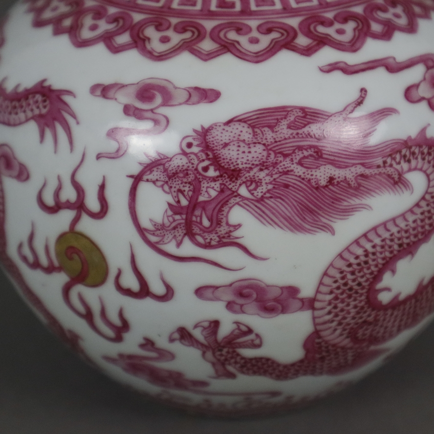 Drachenvase - China, Porzellan, „Tian qiu ping"-Form mit leicht ansteigender Halspartie, auf der Wa - Image 4 of 7