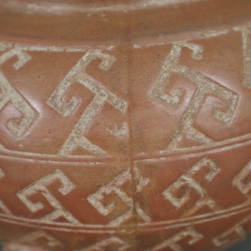 Tonkanne mit Hühnerkopf - China, Irdenware in Form einer archaischen Hühnerkopfkanne, auf drei Stan - Image 6 of 9