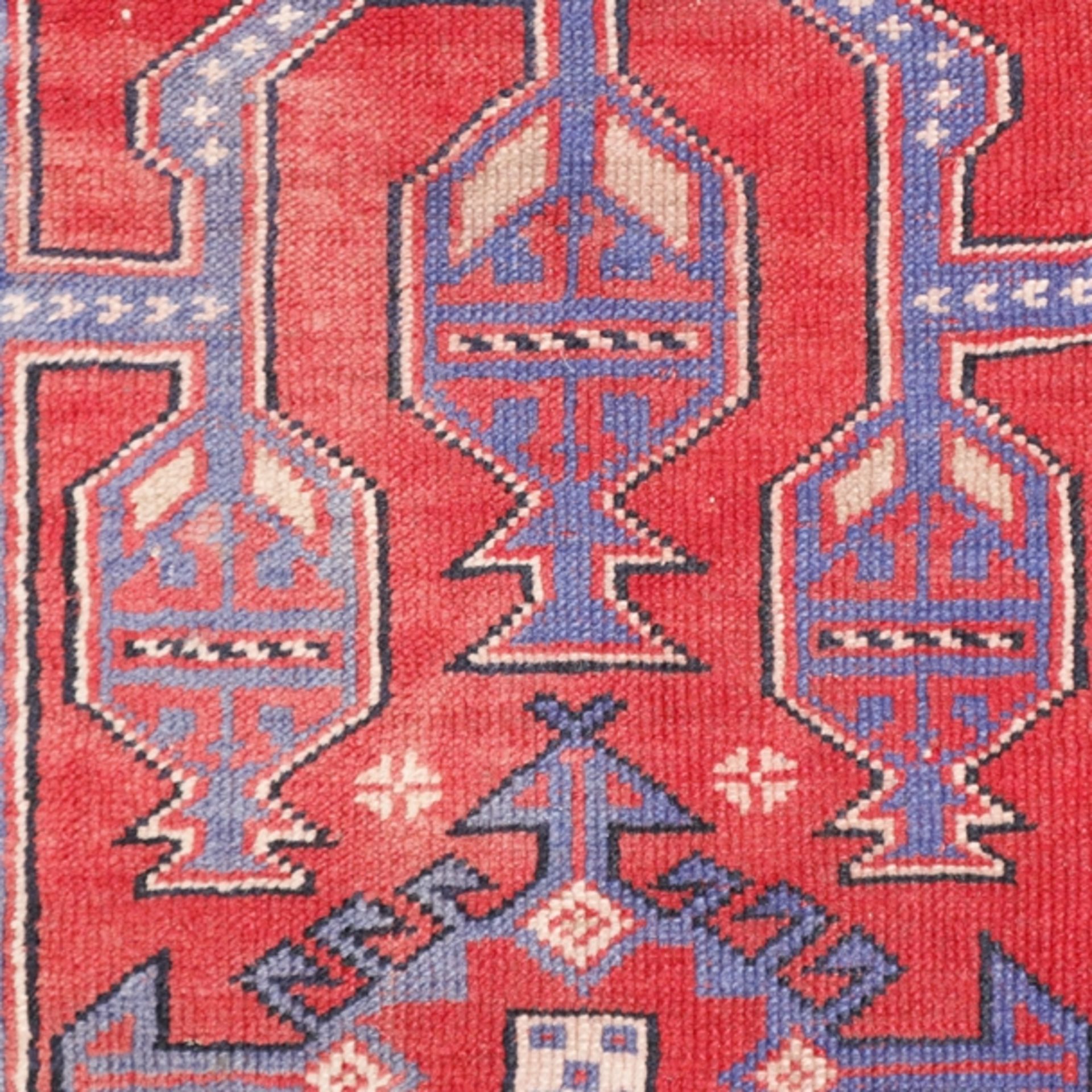 Kasak-Läufer - Russland, Wolle, rotgrundiges Innenfeld, geometrisch gemustert, Mehrfachborte, Gebra - Image 3 of 8