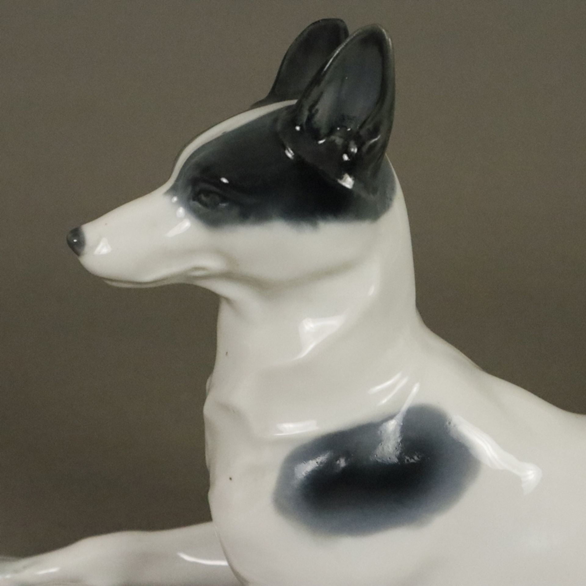 Liegende Hundefigur - Metzler & Orloff, Porzellan glasiert in Grau-Schwarztönen staffiert, Bodenmar - Bild 3 aus 7
