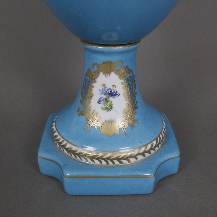 Henkelvase und kleine Deckelterrine mit Presentoir im Sèvres-Stil - 20. Jh., Porzellan, türkisblaue - Image 6 of 12