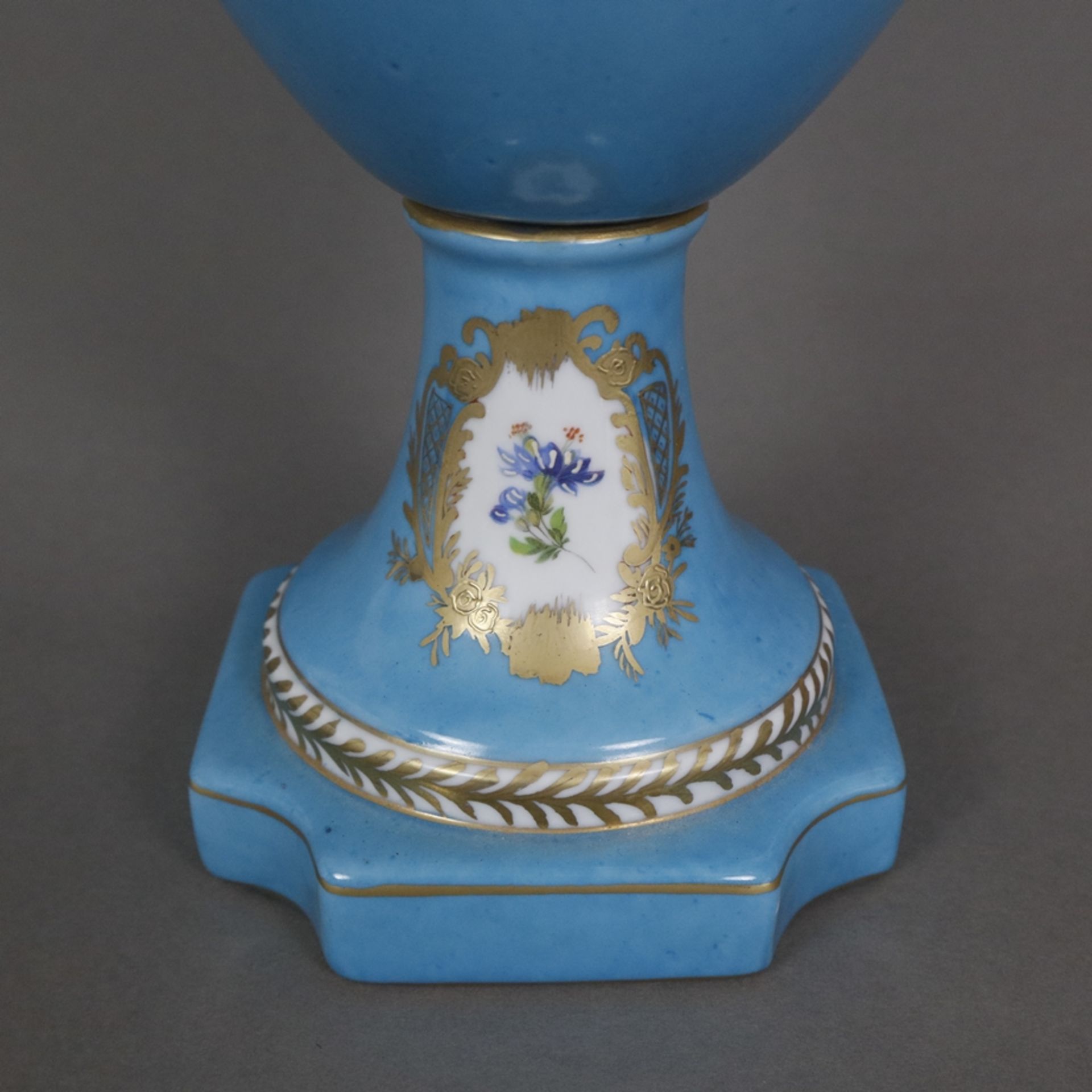 Henkelvase und kleine Deckelterrine mit Presentoir im Sèvres-Stil - 20. Jh., Porzellan, türkisblaue - Bild 6 aus 12