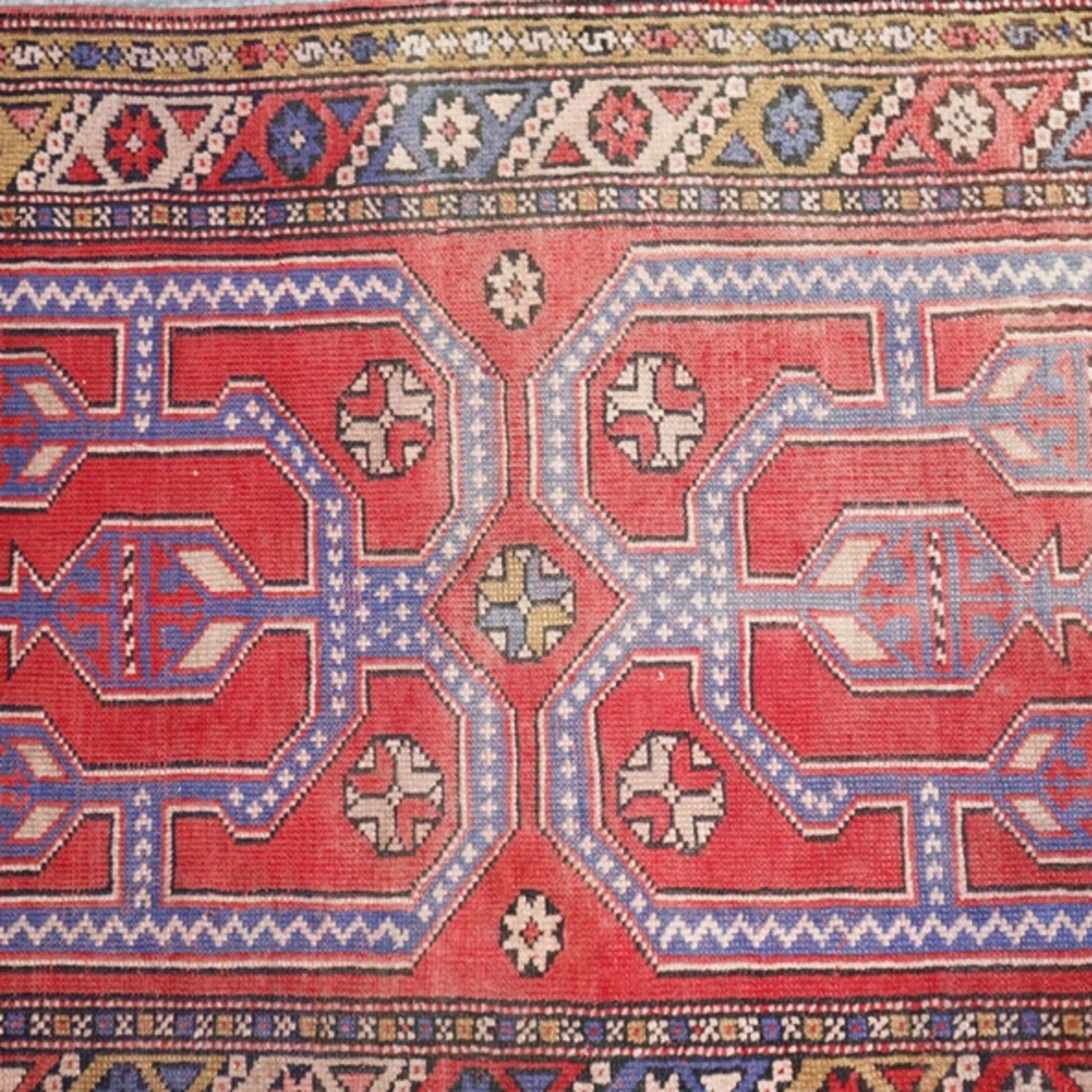 Kasak-Läufer - Russland, Wolle, rotgrundiges Innenfeld, geometrisch gemustert, Mehrfachborte, Gebra - Image 7 of 8