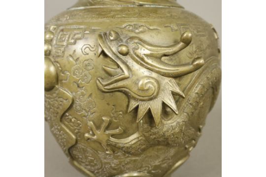 Drachenvase als Lampenfuß - China, um 1900, Messing, reich verzierter Vasenkorpus mit umlaufendem o - Bild 7 aus 10