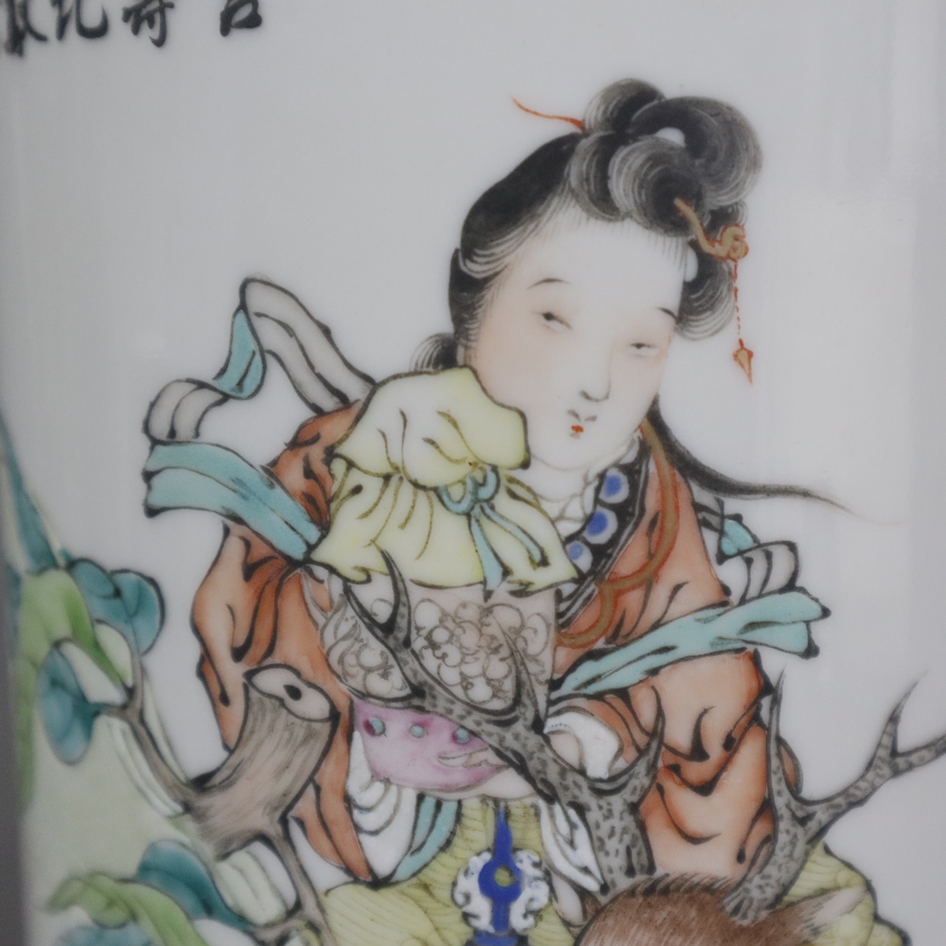 Hutstand - China, Porzellan mit polychromer Emailmalerei in den Farben der Famille rose, dargestell - Image 3 of 8