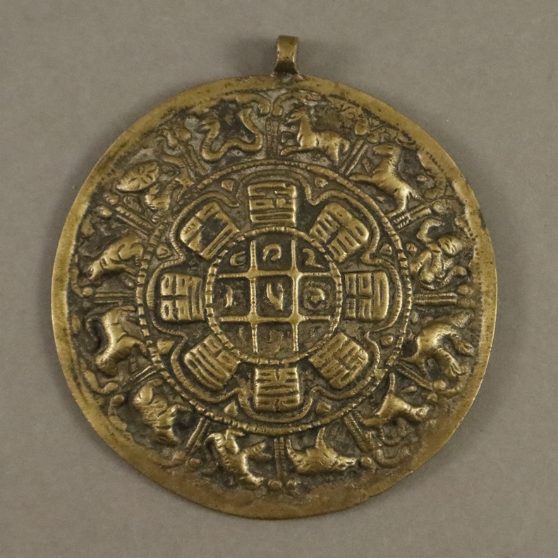 Plakette - China, Bronzelegierung, Kreisfelder mit dekorativem Relief, außen die 12 chinesischen Ti