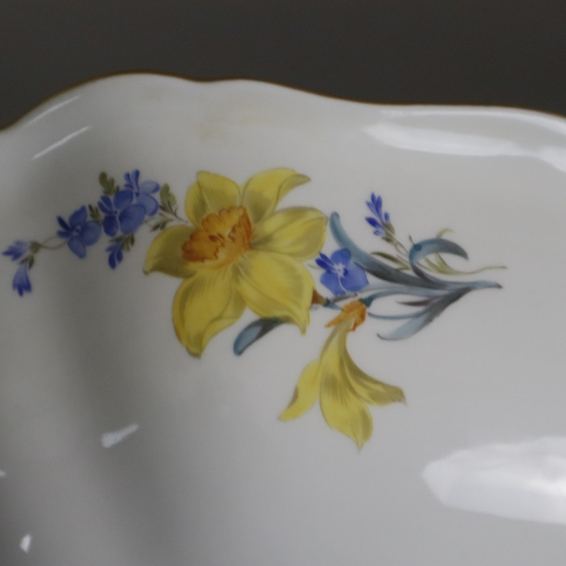 Salatschüssel - Meissen, Porzellan, Form "Neuer Ausschnitt", innen und außen polychrome Blumenmaler - Image 8 of 9