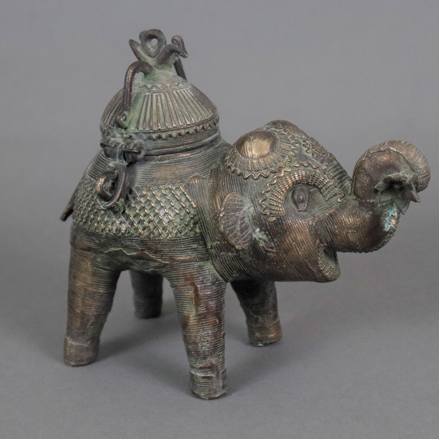 Figürlicher Dhokra-Weihrauchbrenner- Indien, Gelbbronze, Elefantenfigur mit verschließbarem Haubend