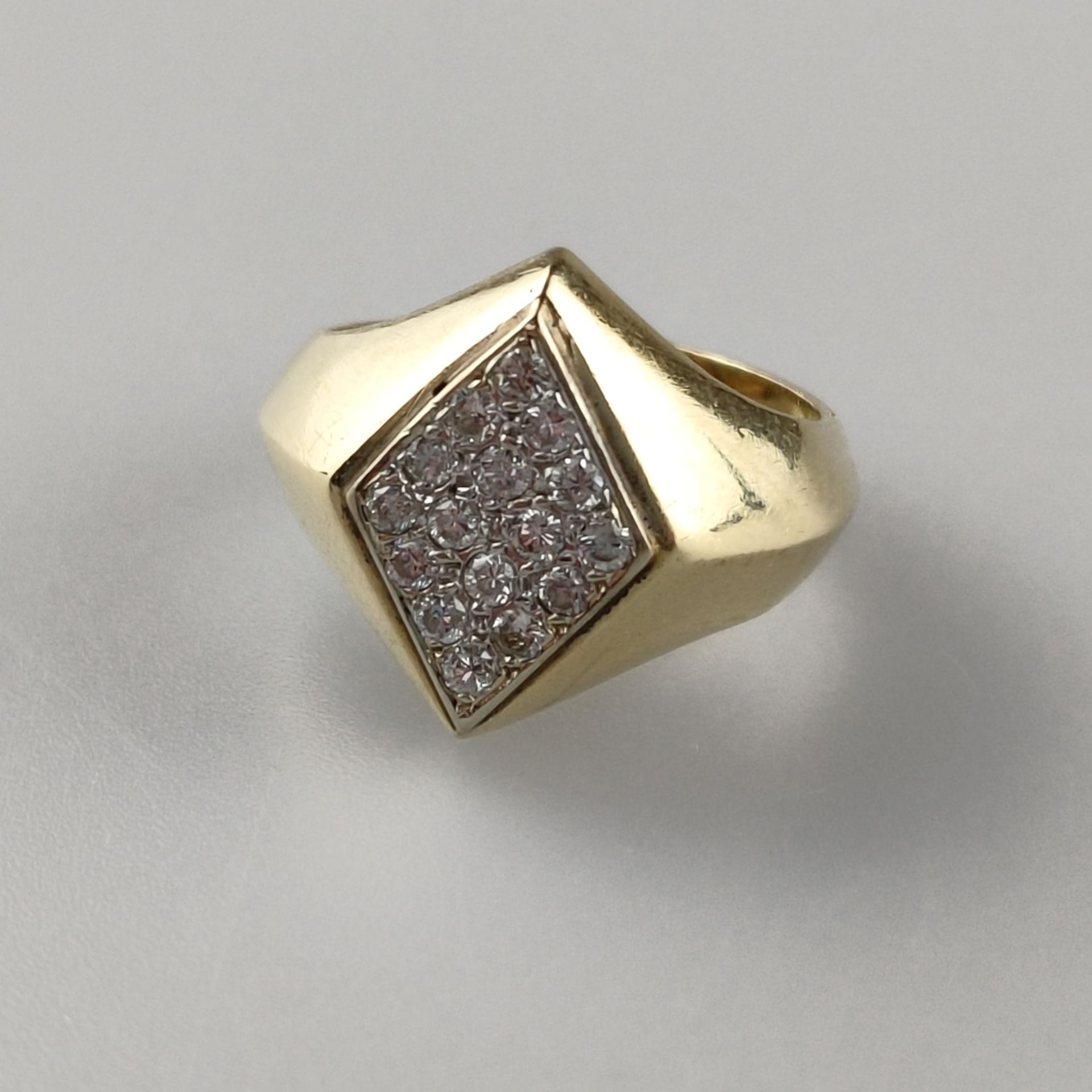 Diamantring - Gelbgold 585/000 (14K), rautenförmiger Ringkopf (ca. 1,6 x 1,1 cm) ausgefasst mit 16 