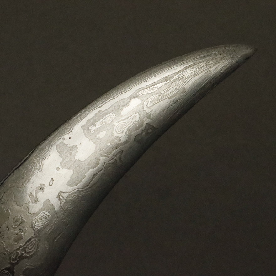 Kleiner silbertauschierter Eisendolch - Indien 19./20.Jh., geschwungene zweischneidige Damastklinge - Image 4 of 5