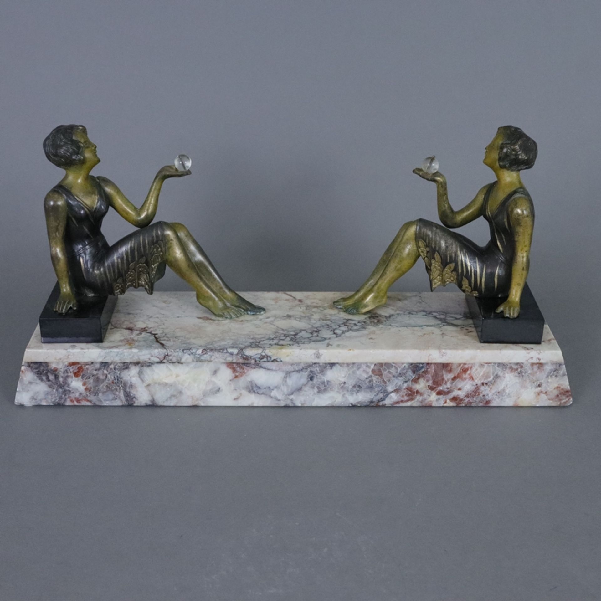 Figurenpaar im Art Déco-Stil auf Steinsockel - 20. Jh., zwei sich gegenüber sitzende junge Damen, s