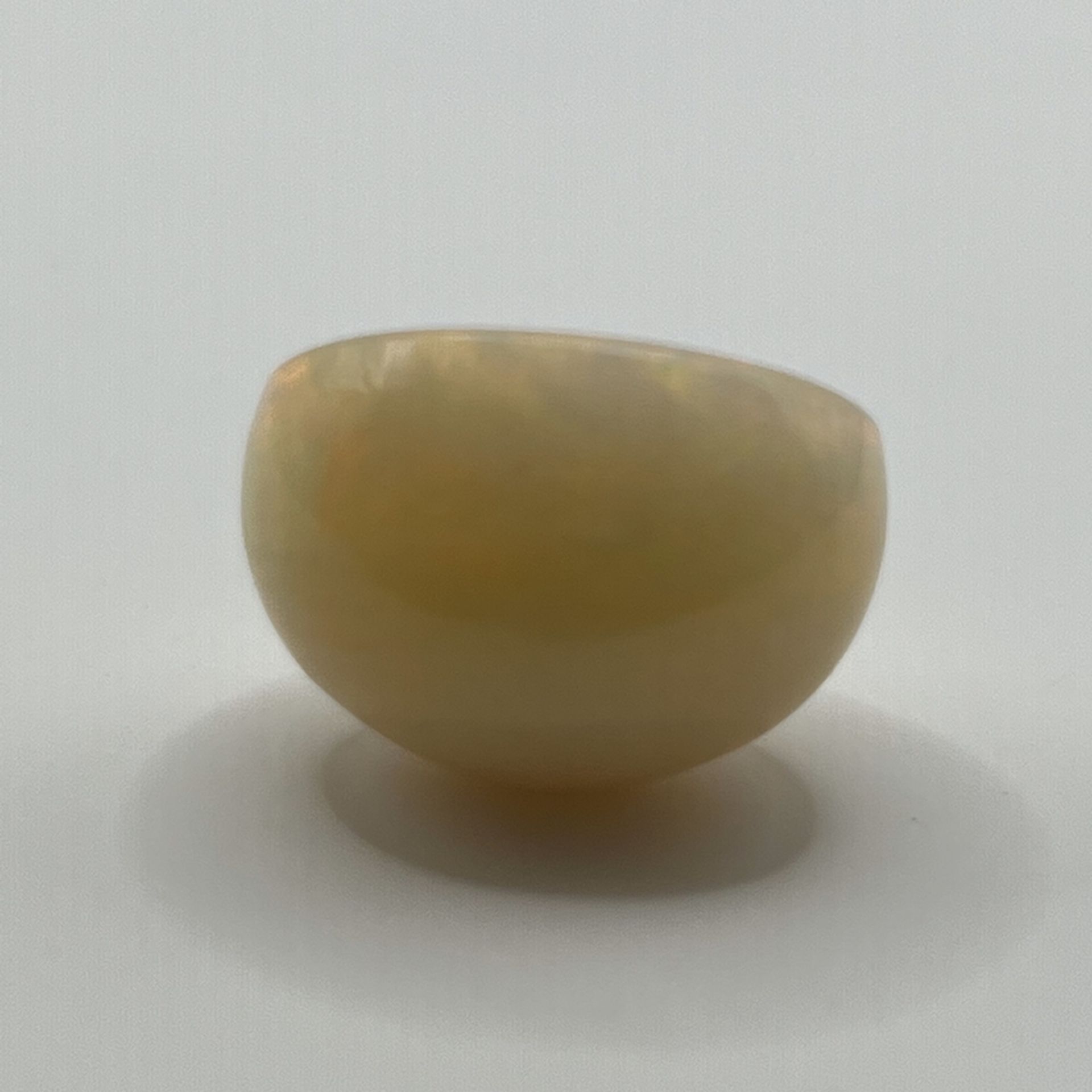 Loser Opal - 25,38 ct., gelb mit Farbenspiel, ovaler Cabochon, Details siehe Zertifikat "ITGLR", Nr - Bild 3 aus 5