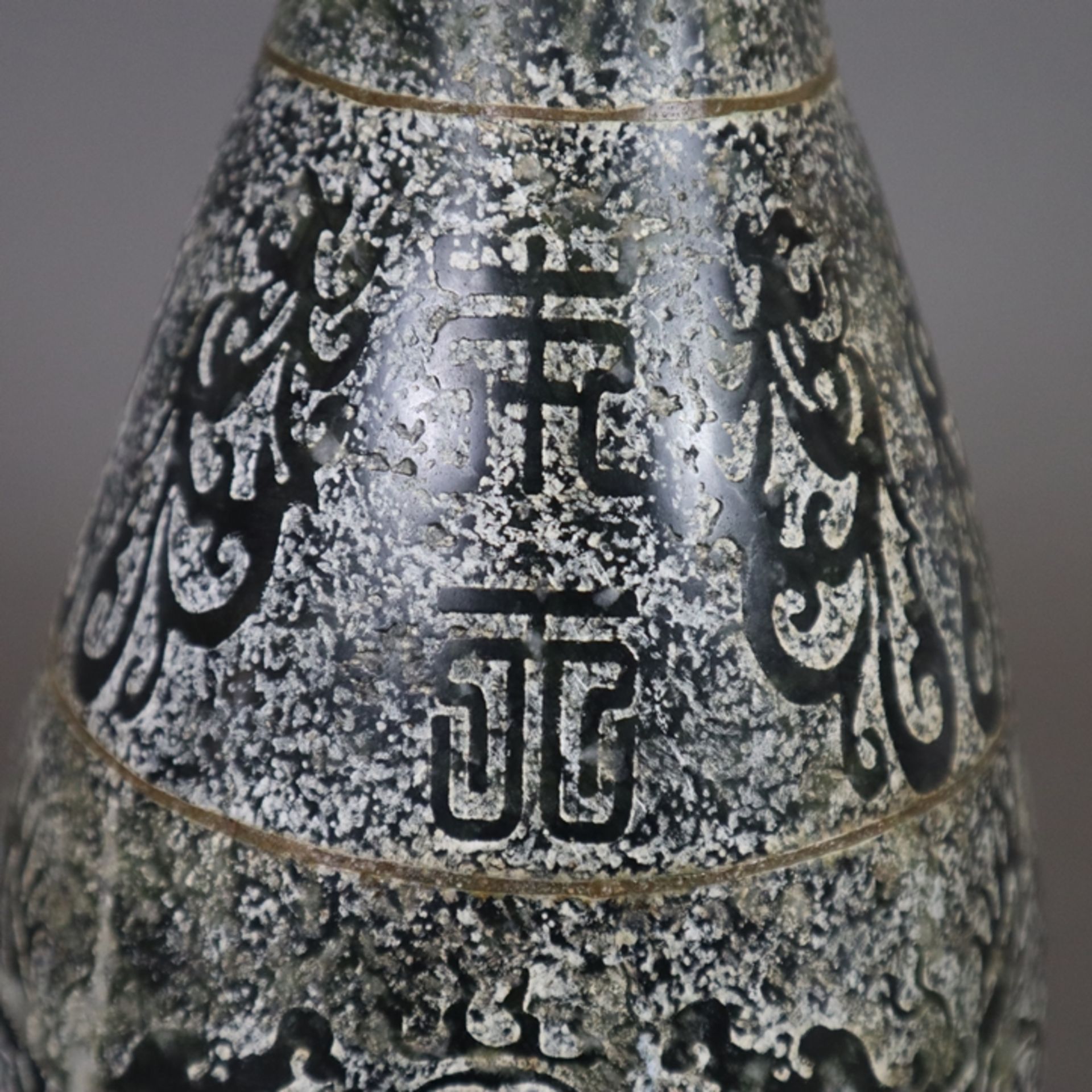 Steinvase - China, schlanker "Yu hu chun ping"-Typus, Kalkstein, teils poliert, dekoriert mit archa - Bild 5 aus 10