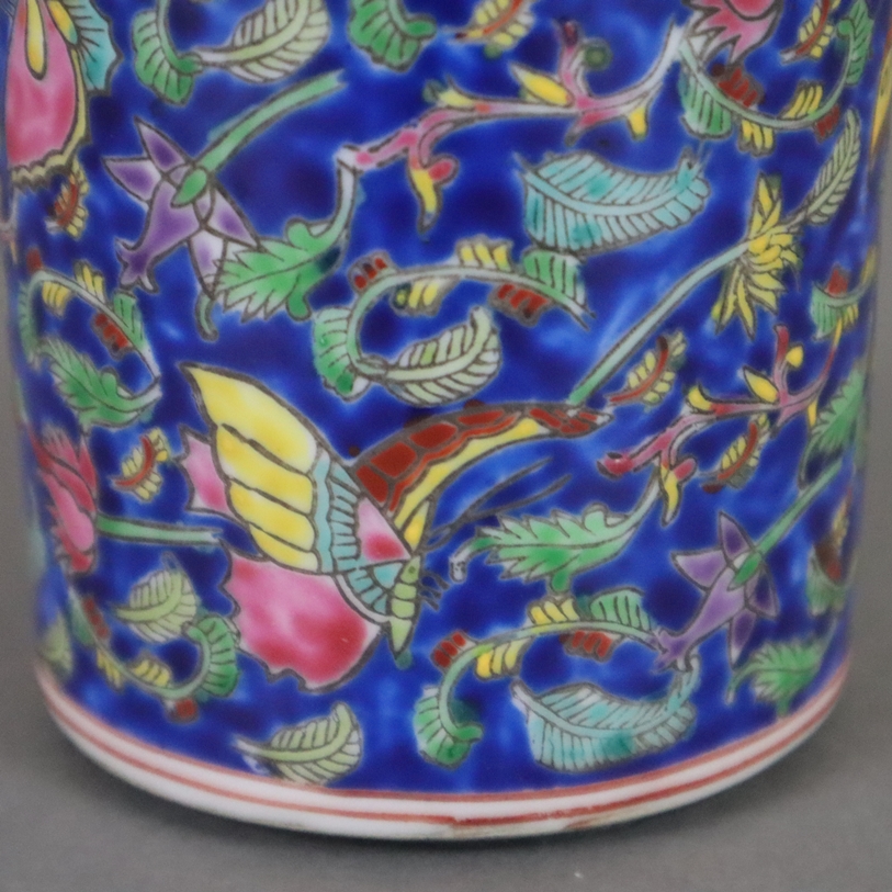 Vase - China 20.Jh., Zylindervase mit ausgestelltem Rand, Dekor in polychromen Aufglasurfarben, unt - Image 5 of 8