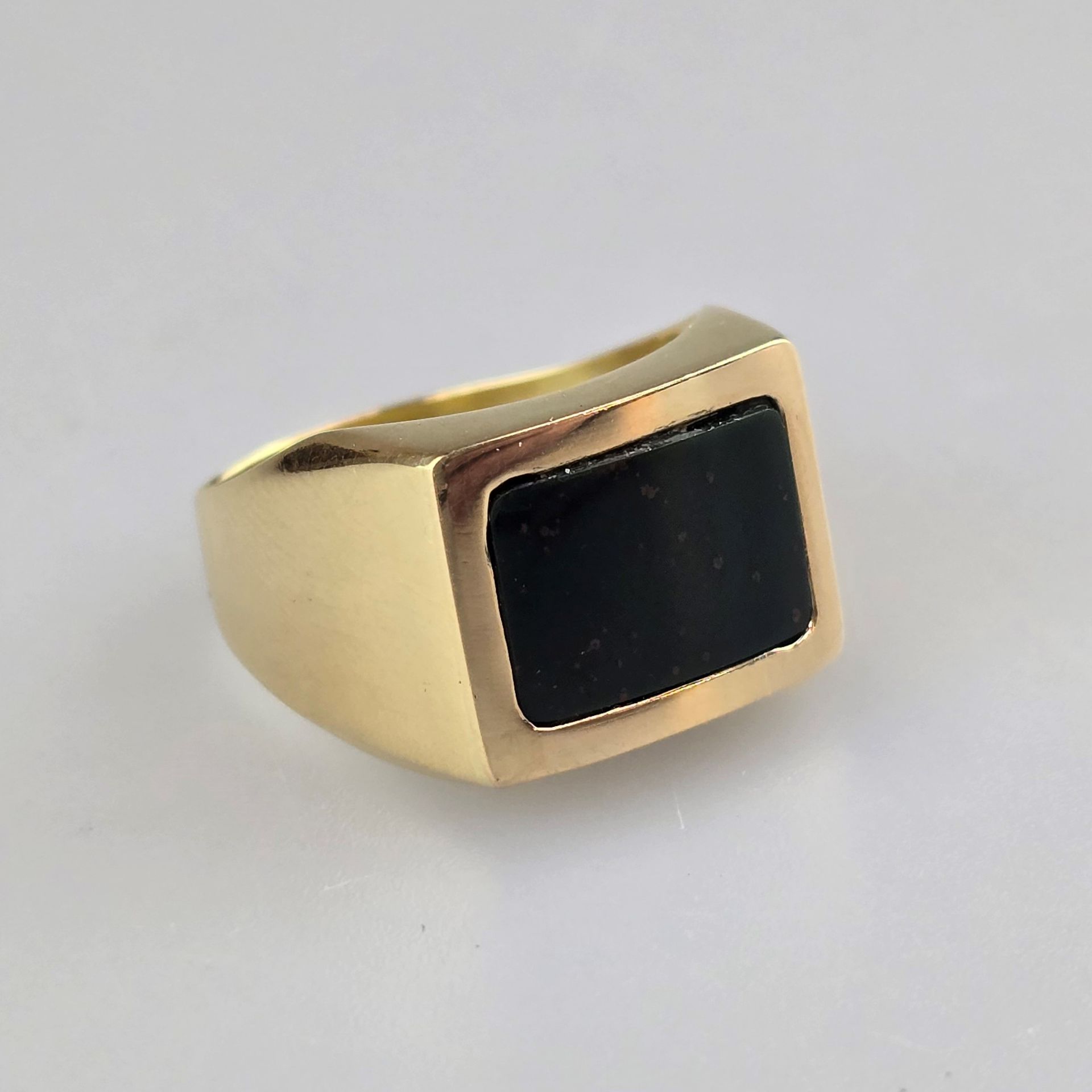 Herrenring - Bucherer, Schweiz, Gelbgold 750/000 (18 K), schlichter rechteckiger Ringkopf mit Helio