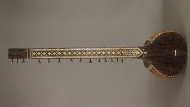 Indische Langhalslaute - sogenannte Sitar, um 1900/1. Hälfte 20. Jh., traditionelles Musikinstrumen