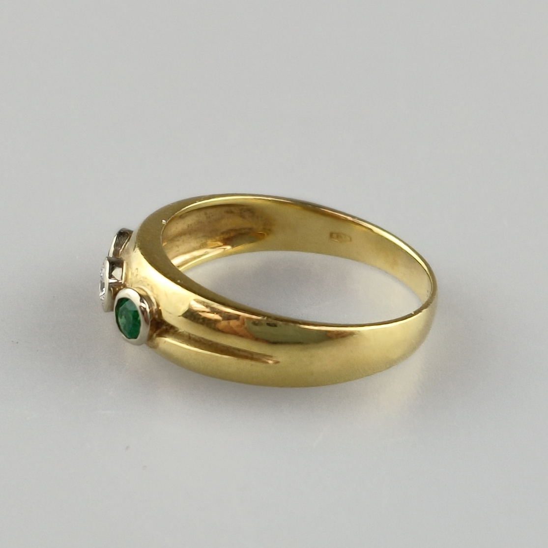 Goldring - Gelbgold 750/000 (18K), gestempelt, Besatz mit 1 facettierten Diamanten von ca. 0,09 ct. - Image 5 of 6