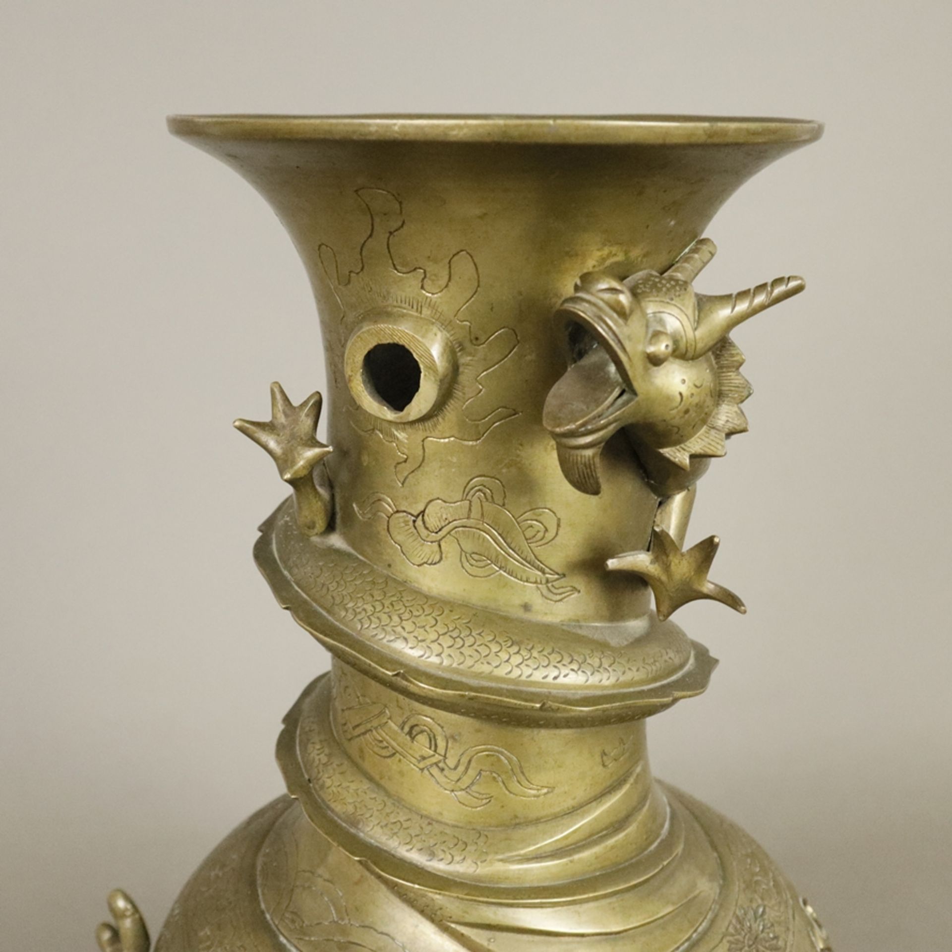 Drachenvase als Lampenfuß - China, um 1900, Messing, reich verzierter Vasenkorpus mit umlaufendem o - Bild 5 aus 10