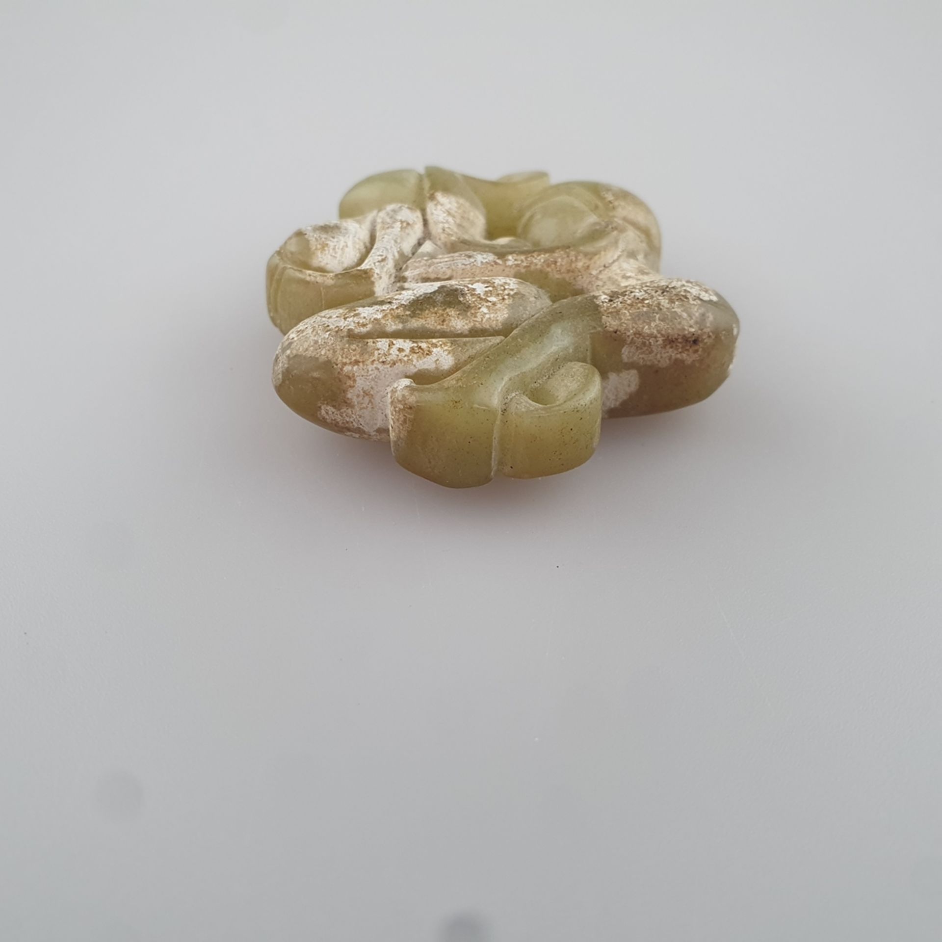 Jade mit erotischer Paarszene- China, gelblich grüne Jade, teils kalzifiziert, stilisierte Darstell - Bild 4 aus 6