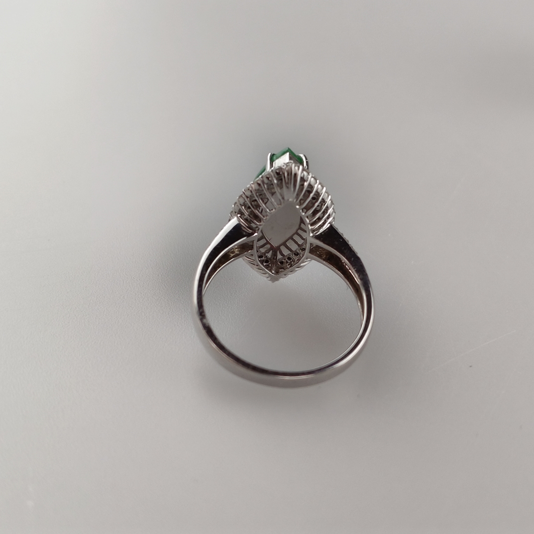 18K-Jadering mit Diamanten - Weißgold 750/000 (18K), navetteförmiger Ringkopf mit grüner Jade von c - Image 4 of 7