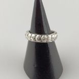 Memory-Ring mit kleinen Diamanten - Platin, 1940er Jahre, rundum Herzmuster fein ziseliert und verz