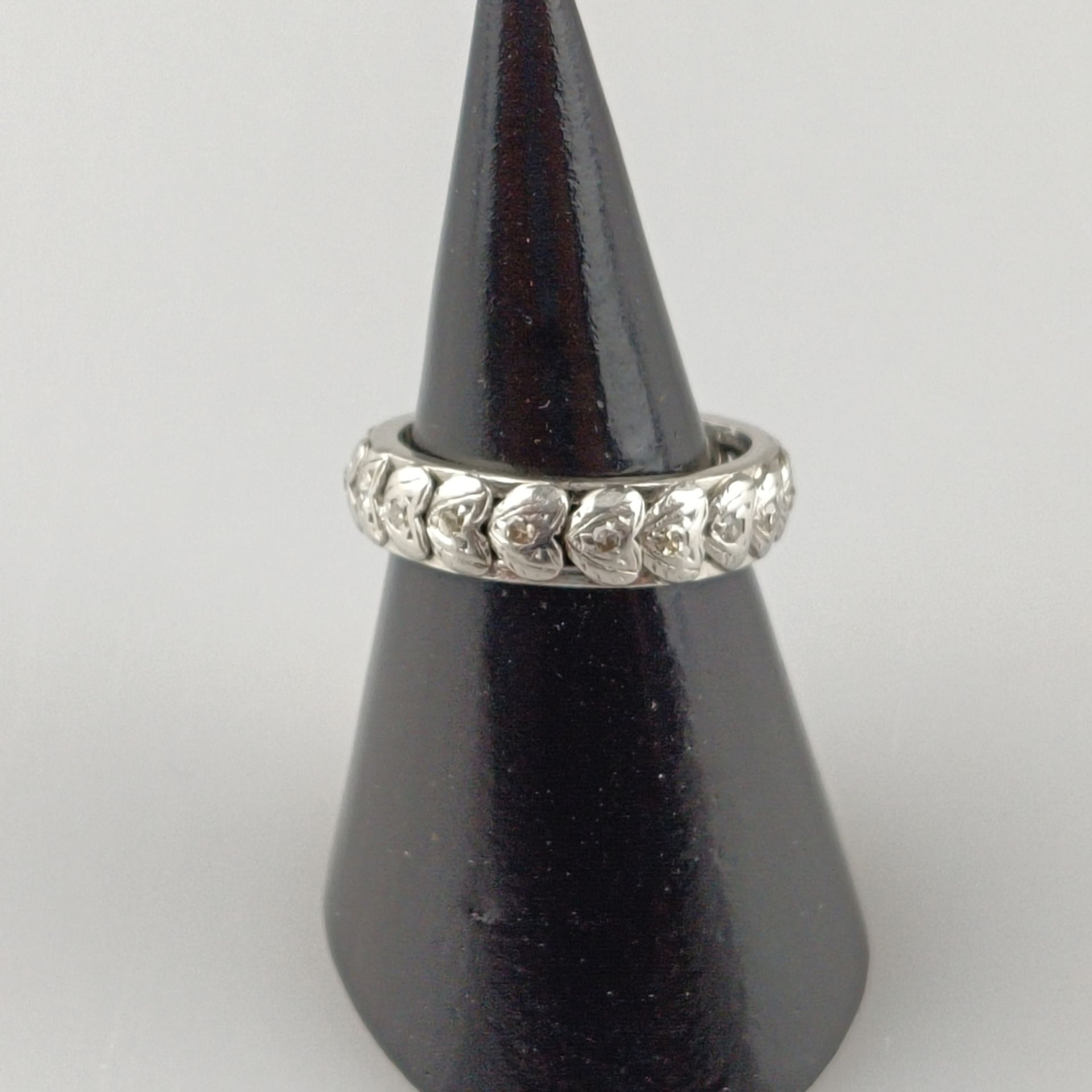 Memory-Ring mit kleinen Diamanten - Platin, 1940er Jahre, rundum Herzmuster fein ziseliert und verz