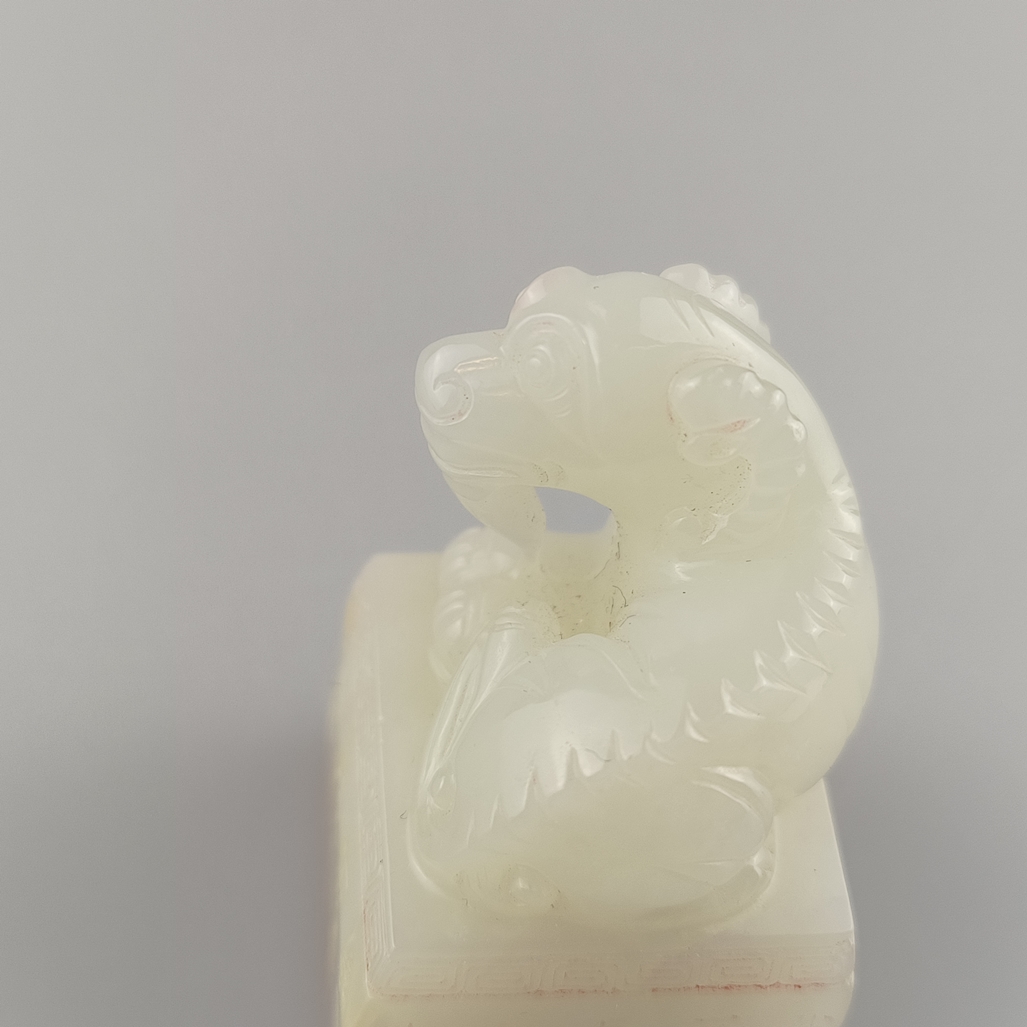 Siegelstempel - China, ausgehende Qing-Dynastie, weiße Jade mit wenigen ockerfarbenen Wolken (Hotia - Image 5 of 9