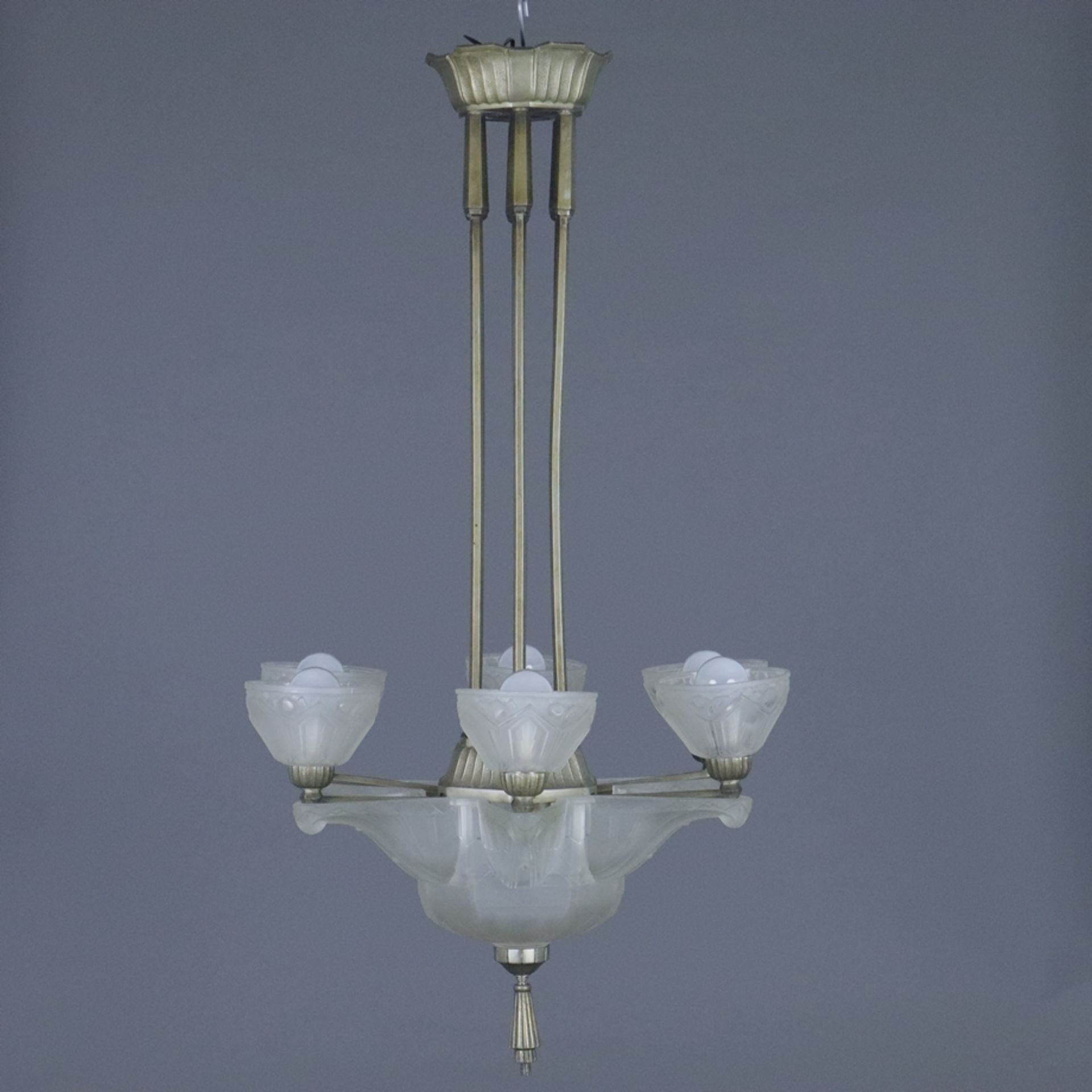 Art Déco-Deckenlampe - Hettier & Vincent, Frankreich, um 1920/30, reliefiertes Metallgestell, farbl