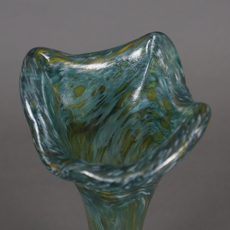 Vase - dickwandiges Glas mit Farbeinschmelzungen, irisiert, gebauchter Stand mit langem Hals und au - Image 3 of 6