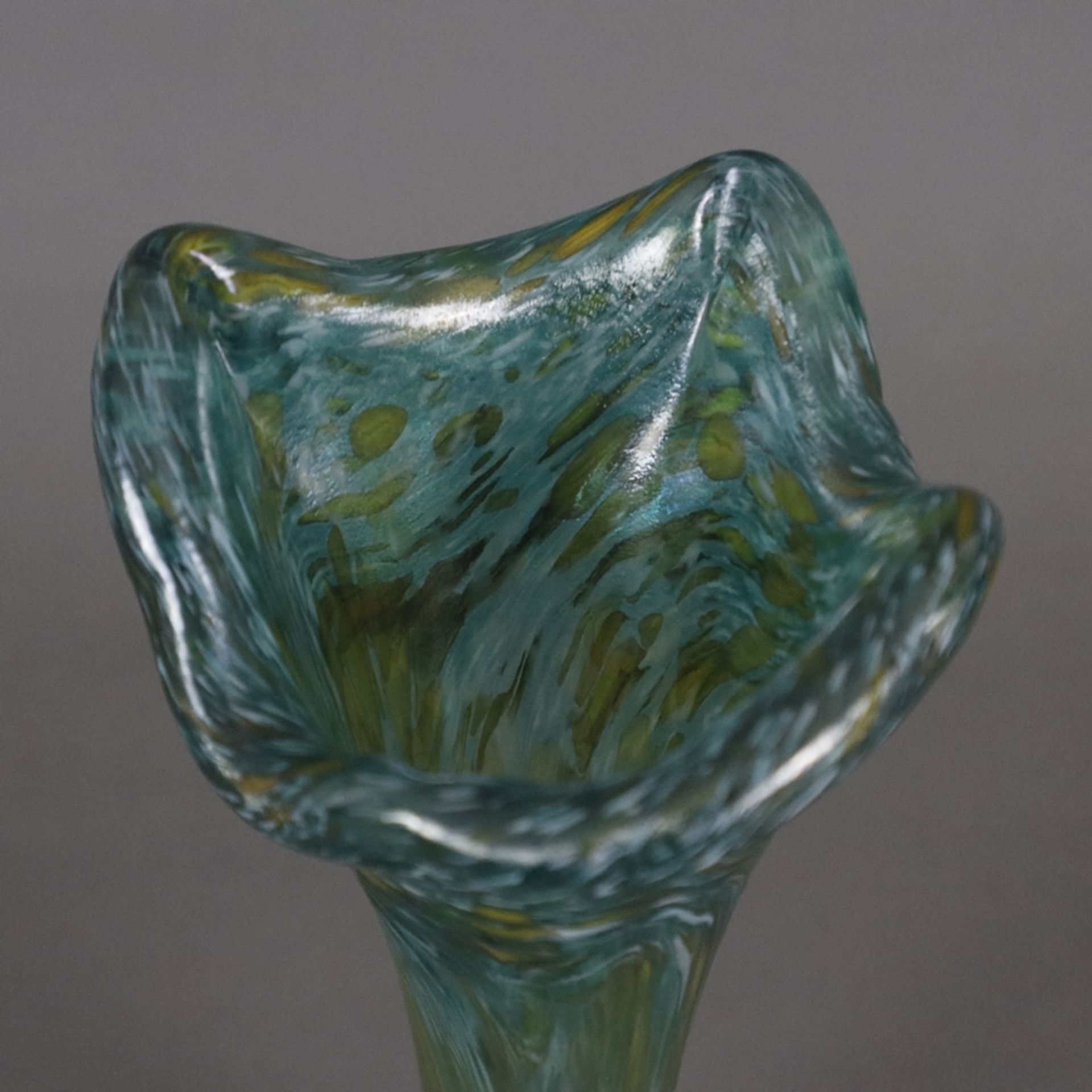 Vase - dickwandiges Glas mit Farbeinschmelzungen, irisiert, gebauchter Stand mit langem Hals und au - Bild 3 aus 6