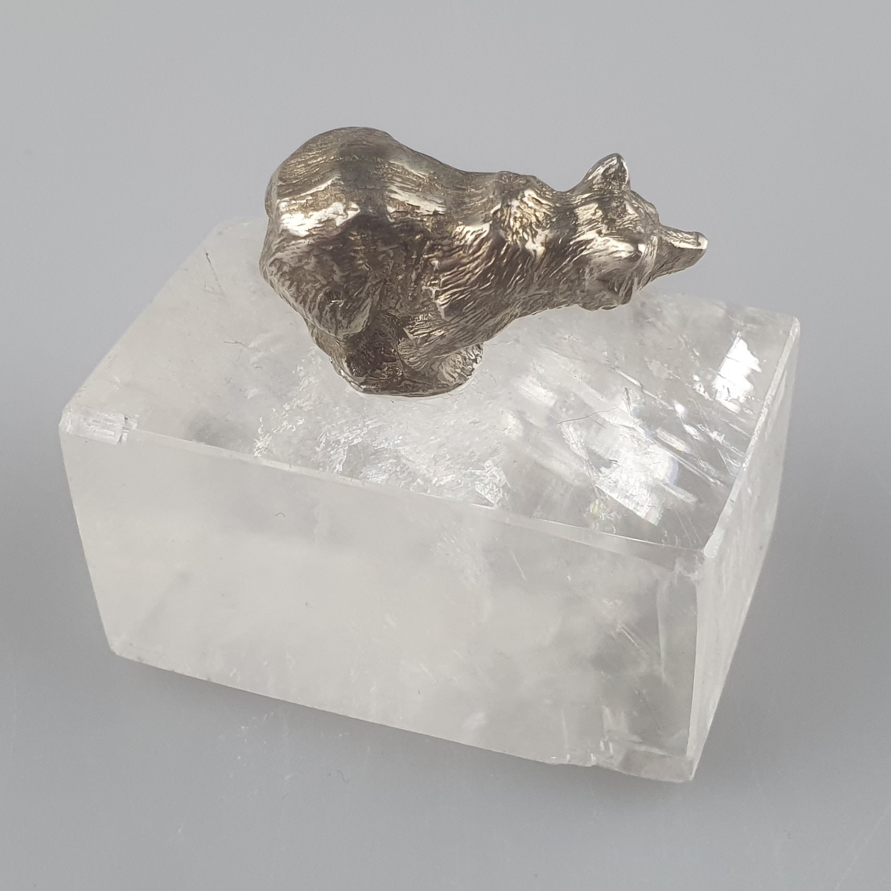 Miniaturfigurine eines Bären auf Eisscholle - kleiner Bär aus Silber auf Sockel aus Bergkristall st - Image 3 of 6