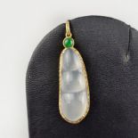 18K-Jade-Anhänger mit Diamanten - Gelbgold 750/000 (18K), milchig weiße Jade, grüner Jadecabochon,