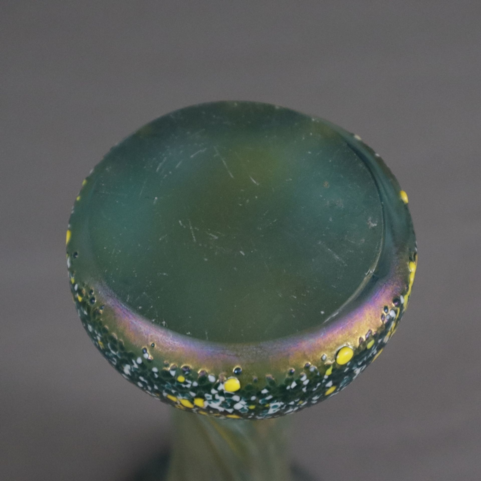 Vase - dickwandiges Glas mit Farbeinschmelzungen, irisiert, gebauchter Stand mit langem Hals und au - Bild 6 aus 6
