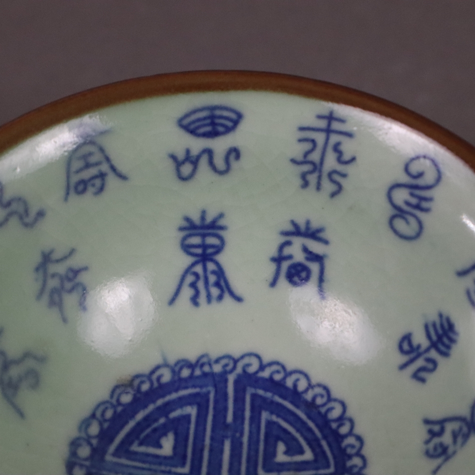 Kleine Kumme - China, Porzellan, über kleinem Rundfuß gemuldeter Korpus, hellseladongrüne Glasur mi - Image 2 of 7