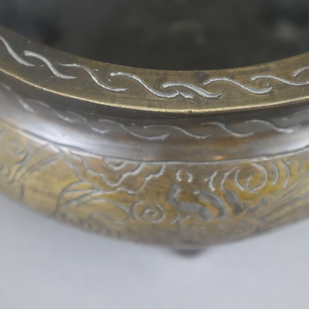 Großes tripodes Räuchergefäß - China, Bronze, teils goldfarbene Patina, runder gebauchter Korpus au - Image 6 of 9