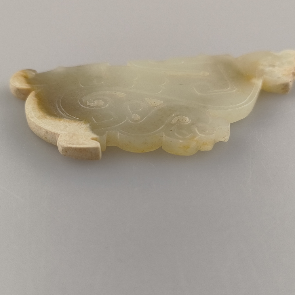 Jadeamulett - China, wohl Qing-Dynastie, eventuell früher, Ausführung im archaischen Stil (Zhou / S - Image 5 of 8