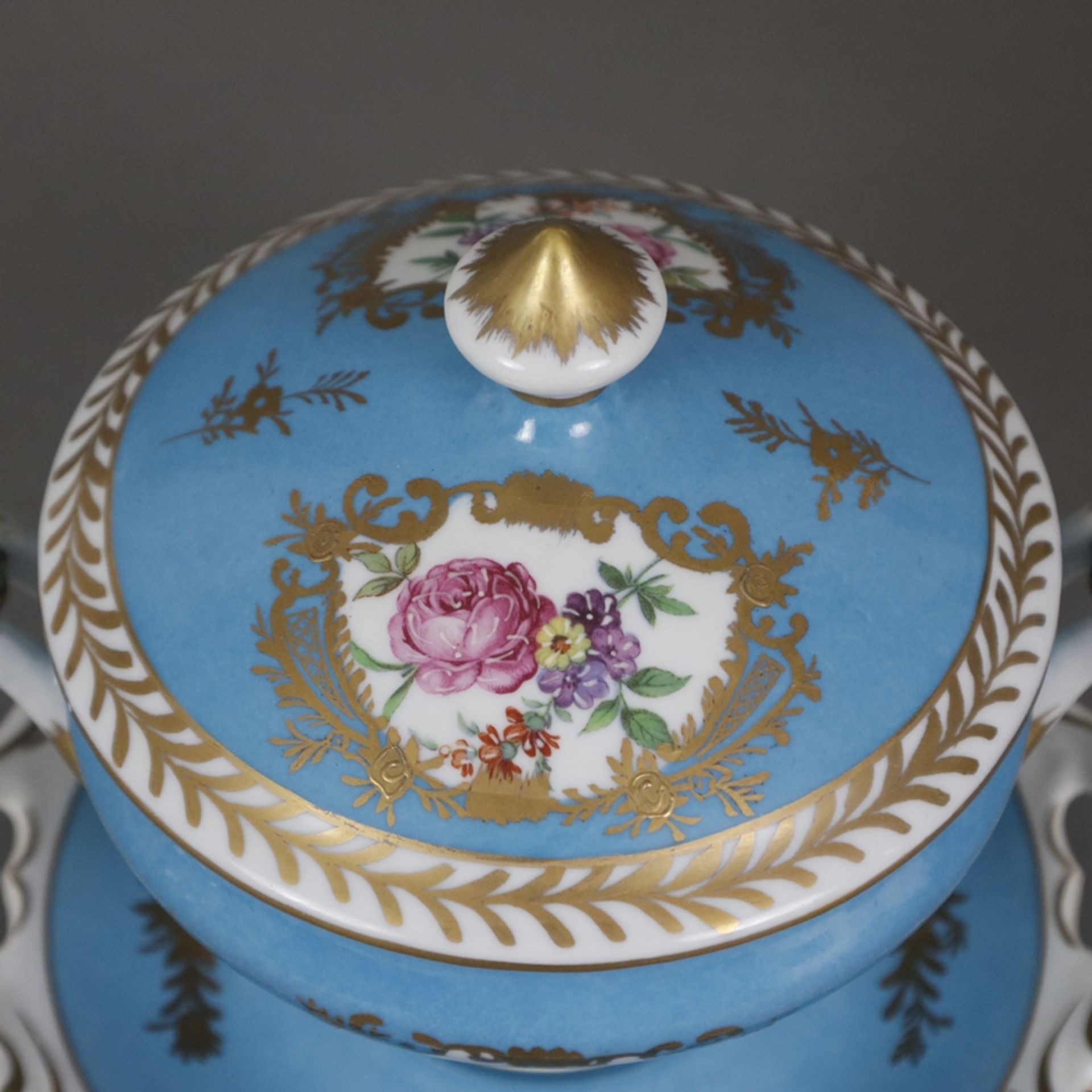 Henkelvase und kleine Deckelterrine mit Presentoir im Sèvres-Stil - 20. Jh., Porzellan, türkisblaue - Image 8 of 12