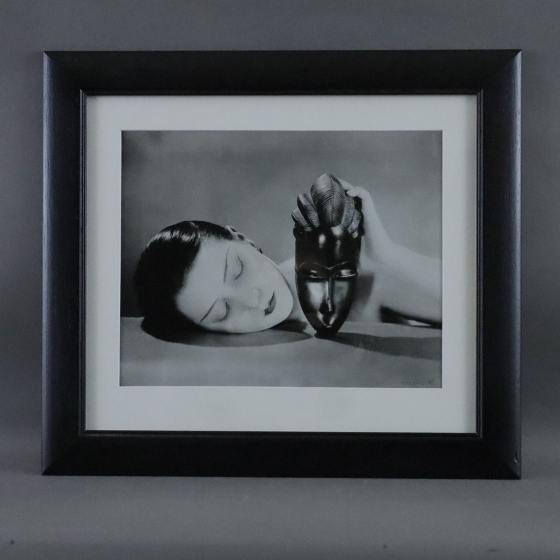 Man Ray (1890 Philadelphia -1976 Paris, nach) - "Noire et Blanche",schwarz/weißer Offsetdruck, im D - Bild 2 aus 2