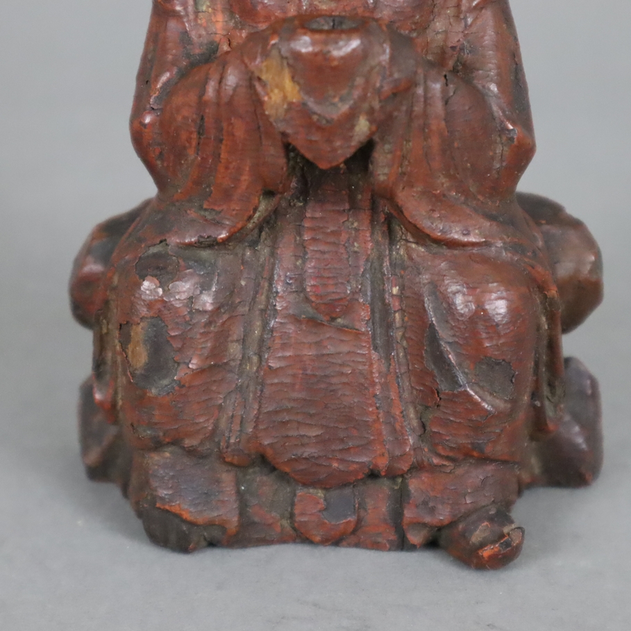 Figurine eines sitzenden Adligen mit Opfergabe - China, ausgehende Qing-Dynastie, um 1900, kleine H - Image 6 of 7