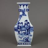 Dreieck-Vase - China, allseits dekoriert in Unterglasurblau, Wandung mit von Ornamentborten gerahmt