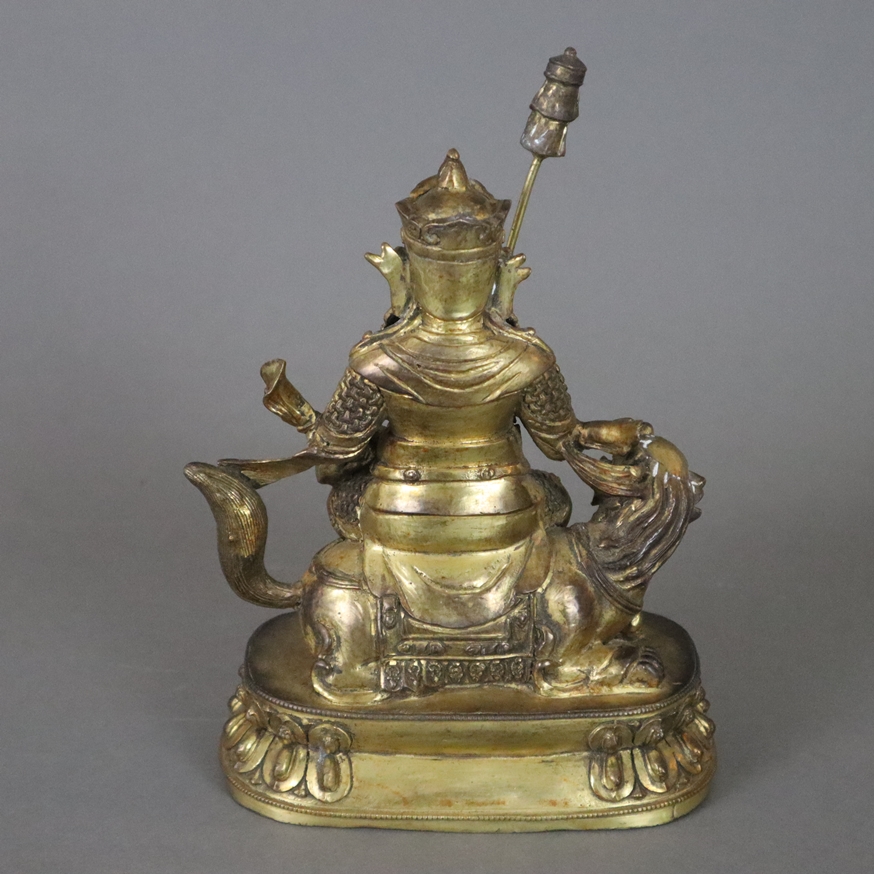 Figur des Vaishravana - tibeto-chinesisch, Bronzelegierung, teils vergoldet, der Schutzgott sitzt s - Image 7 of 8
