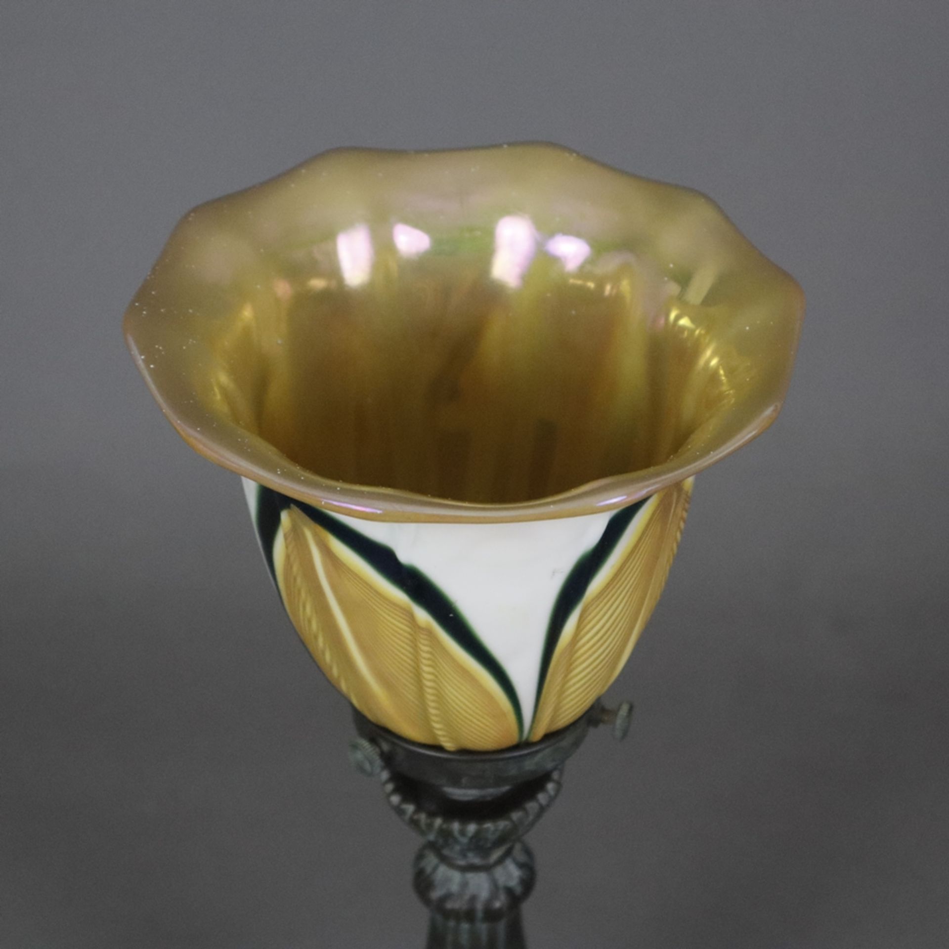 Jugendstil Tischlampe - um 1900/10, floral reliefierter Metallfuß, bronziert, glockenförmiger Glass - Bild 2 aus 7