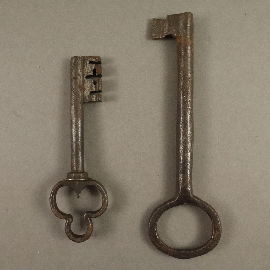 Zwei antike Schlösser mit Schlüssel - 18./19. Jh., Eisen, 1x Truhenschloss, L. 16,8 cm, 1x großes S - Image 7 of 7