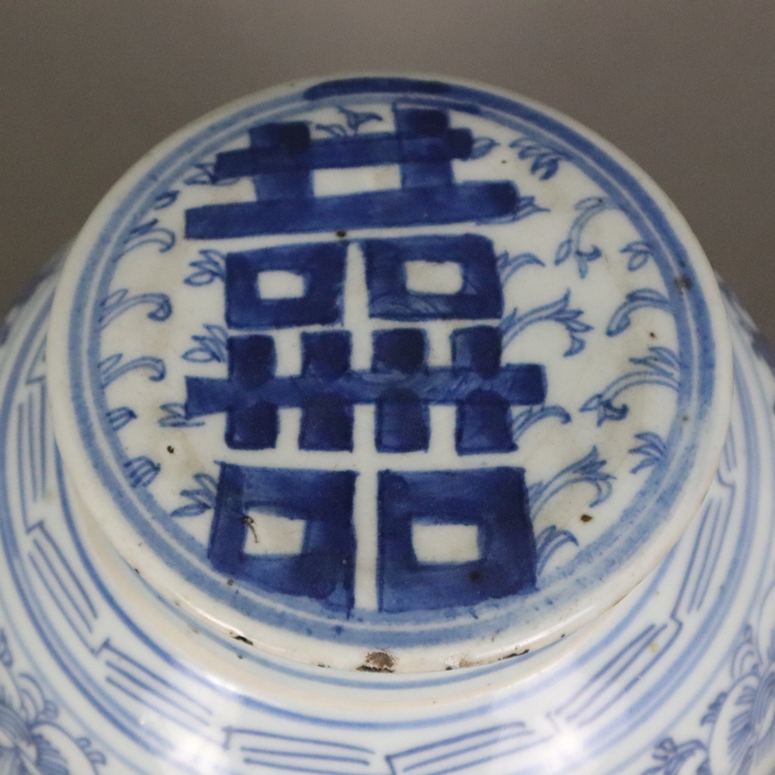 Blau-weißer Deckeltopf - China, ausgehende Qing-Dynastie, spätes 19. Jh., Porzellan, auf der Wandun - Image 2 of 7
