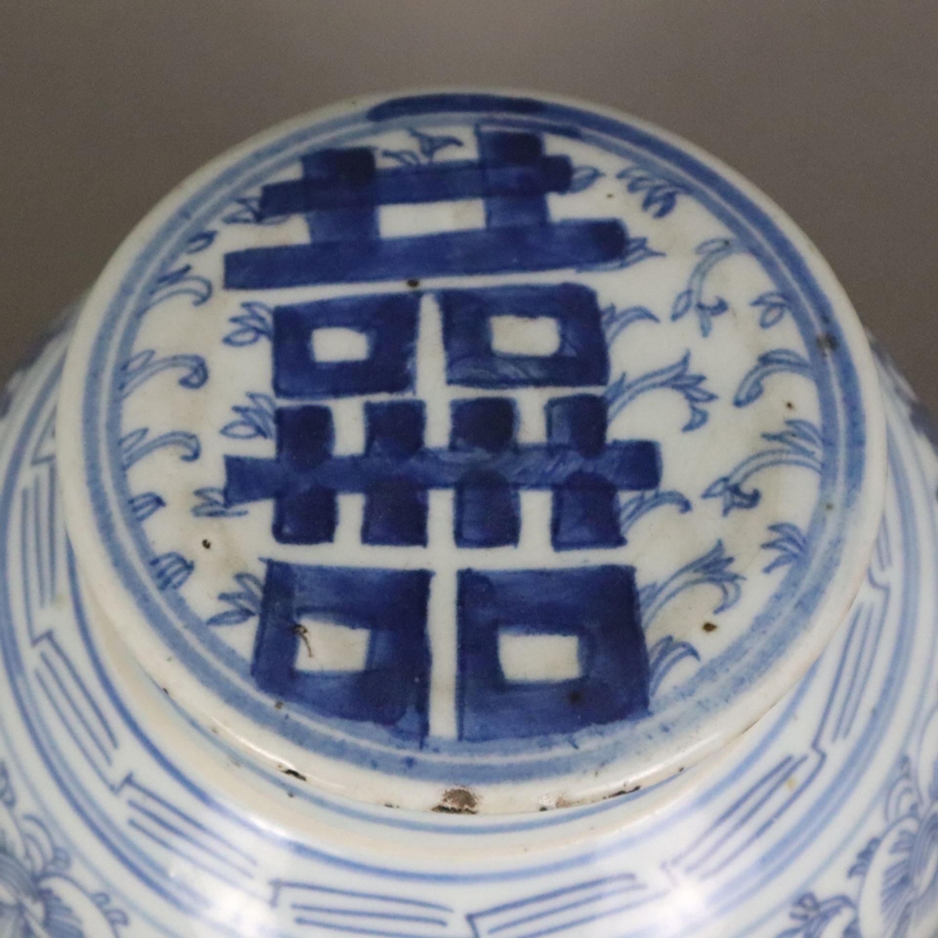 Blau-weißer Deckeltopf - China, ausgehende Qing-Dynastie, spätes 19. Jh., Porzellan, auf der Wandun - Image 2 of 7