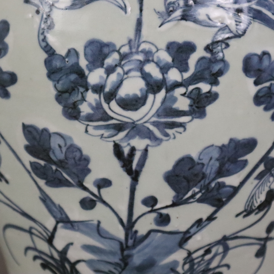 Schultervase mit Deckel - China um 1900, Porzellan, sehr helle Seladonglasur, schauseitig Floralmot - Image 7 of 11