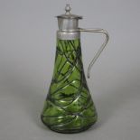 Kleine Jugendstil-Henkelkaraffe - wohl Palme & König, Böhmen, um 1900/1910, grünes Glas mit schwarz