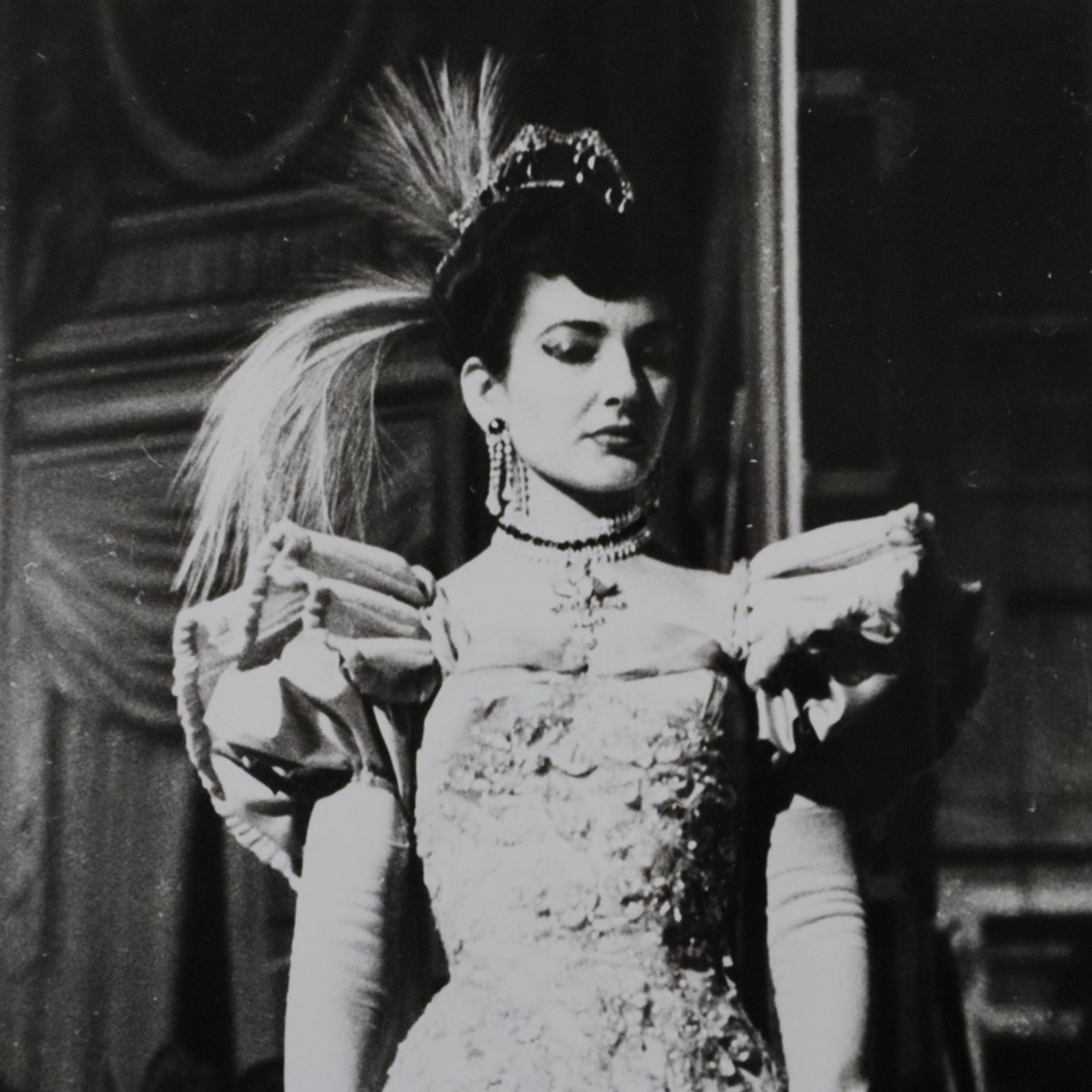 Konvolut: Drei Fotografien von Maria Callas - s/w Fotografien, verso handschriftlich bezeichnet "Lu - Image 4 of 7