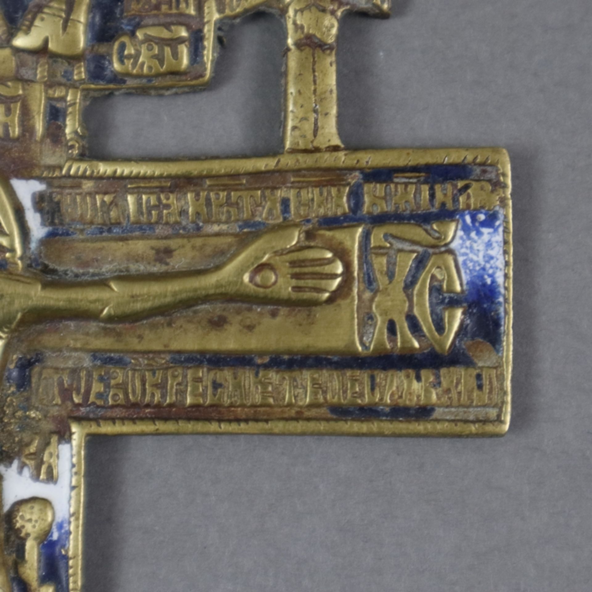 Kleines Segenskreuz - Russland, 19.Jh., Bronzelegierung, teils blau/weiß emailliert, reliefierte Da - Bild 6 aus 7